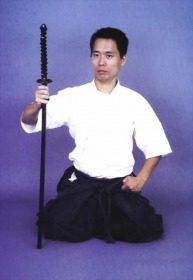 Sueyoshi Akeshi Sensei com a espada japonesa